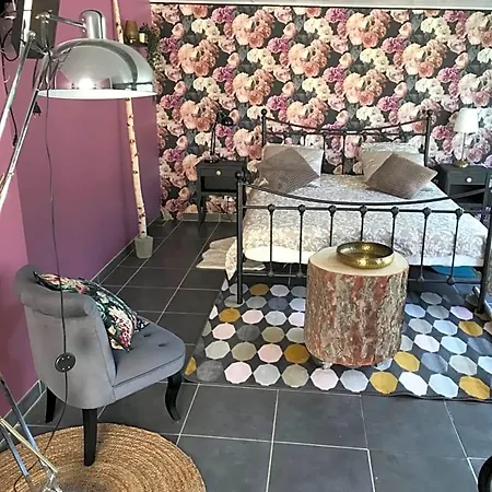 La Rosea Avec Piscine לינה וארוחת בוקר 3*